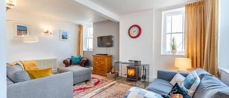 TV, fireplace