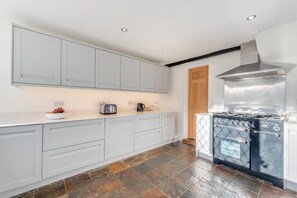 Microwave, oven, dishwasher, toaster - 3 Bed in Braunton (oc-soufar) (Braunton)