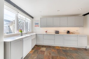 Mikroaaltouuni, uuni, astianpesukone, leivänpaahdin