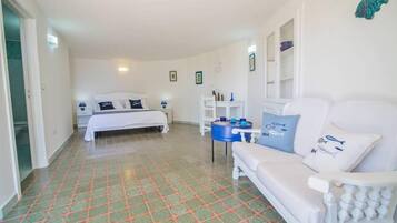 4 bedrooms, iron/ironing board, internet, bed sheets