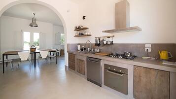 Frigorifero, forno, piano cottura, lavastoviglie
