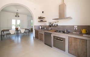 Réfrigérateur, un four, surface de cuisson, lave-vaisselle