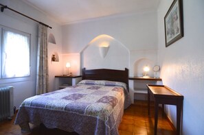 3 dormitorios, tabla de planchar con plancha, ropa de cama
