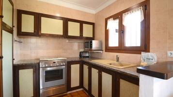 Réfrigérateur, micro-ondes, four, cafetiÚre/bouilloire