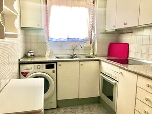 Fridge, microwave, oven, coffee/tea maker - SANTO DOMINGO APARTMENT R030 (Benidorm)