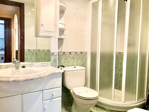 Shower, hair dryer, towels - SANTO DOMINGO APARTMENT R030 (Benidorm)