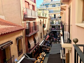Une rue étroite avec des tables en terrasse et un restaurant appelé « COMEDOR ».