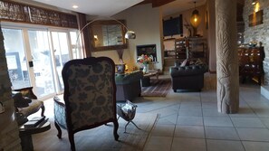 電視、壁爐、DVD 播放機、乒乓球設施