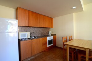 Kühlschrank, Mikrowelle, Ofen, Wasserkocher mit Kaffee-/Teezubehör