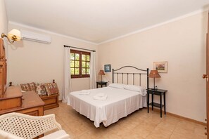 2 chambres, coffres-forts dans les chambres, fer et planche à repasser