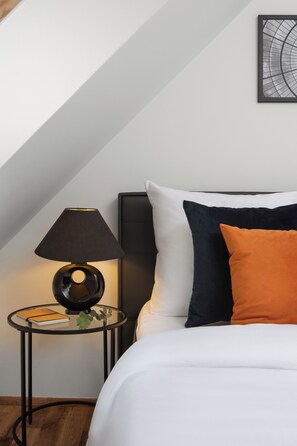 Luxury Apartment, 3 Bedrooms | 3 bedrooms, laptop workspace, soundproofing, iron/ironing board