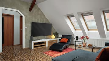 Luxus apartman, 3 hálószobával | Nappalirész | Síkképernyős tévé és DVD-lejátszó