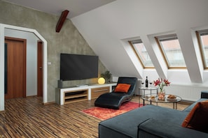 Apartament de luxe, 3 dormitoris | Sala d'estar | Televisor de pantalla plana i reproductor de DVD