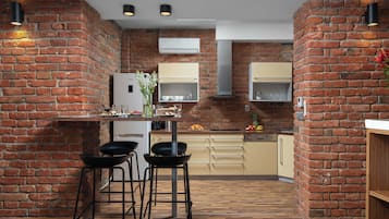 Apartamento de lujo, 3 habitaciones | Cocina privada | Frigorífico, microondas, placa de cocina y lavavajillas
