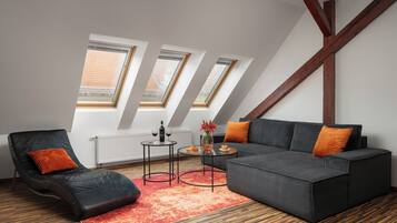 Appartamento Luxury, 3 camere da letto | Area soggiorno | TV a schermo piatto, lettore DVD