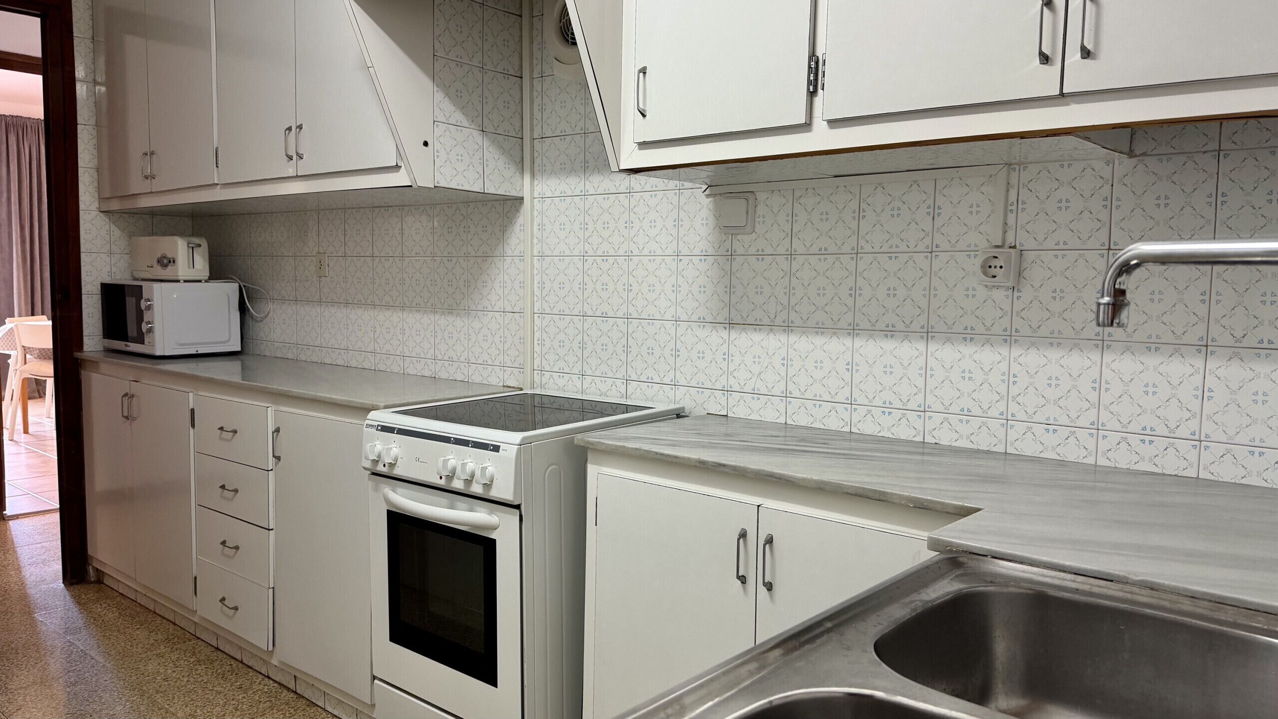 Fridge, microwave, oven, coffee/tea maker