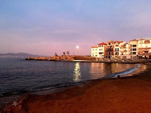 A coastal hotel with multiple buildings, a sandy beach, and a calm sea. - APARTMENT ELS PESCADORS 2-1 3D (L'Escala)