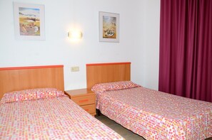 2 bedrooms, iron/ironing board, free WiFi, bed sheets - NAUTIC 2D 2-4 (Estartit)