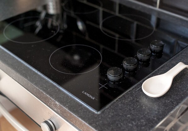 Réfrigérateur, micro-ondes, four, cafetière/bouilloire