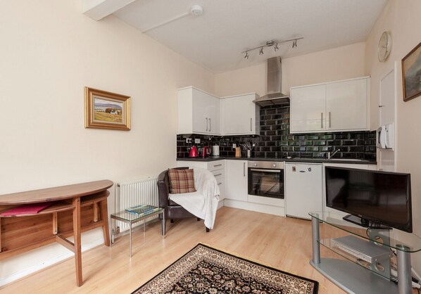 Fridge, microwave, oven, coffee/tea maker