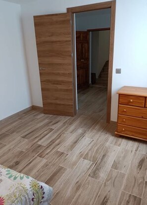 3 quartos, ferros/tábuas de passar roupa, acesso à internet