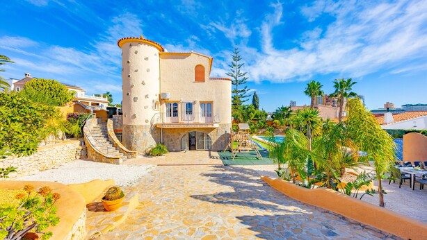 Un bâtiment de style méditerranéen, doté d’une façade en pierre, d’un escalier en colimaçon et d’un espace piscine.