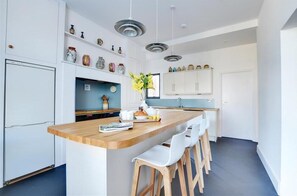 Micro-ondes, four, lave-vaisselle, grille-pain