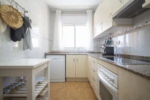 Jääkaappi, mikroaaltouuni, uuni, astianpesukone