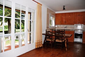 Fridge, oven, coffee/tea maker, toaster