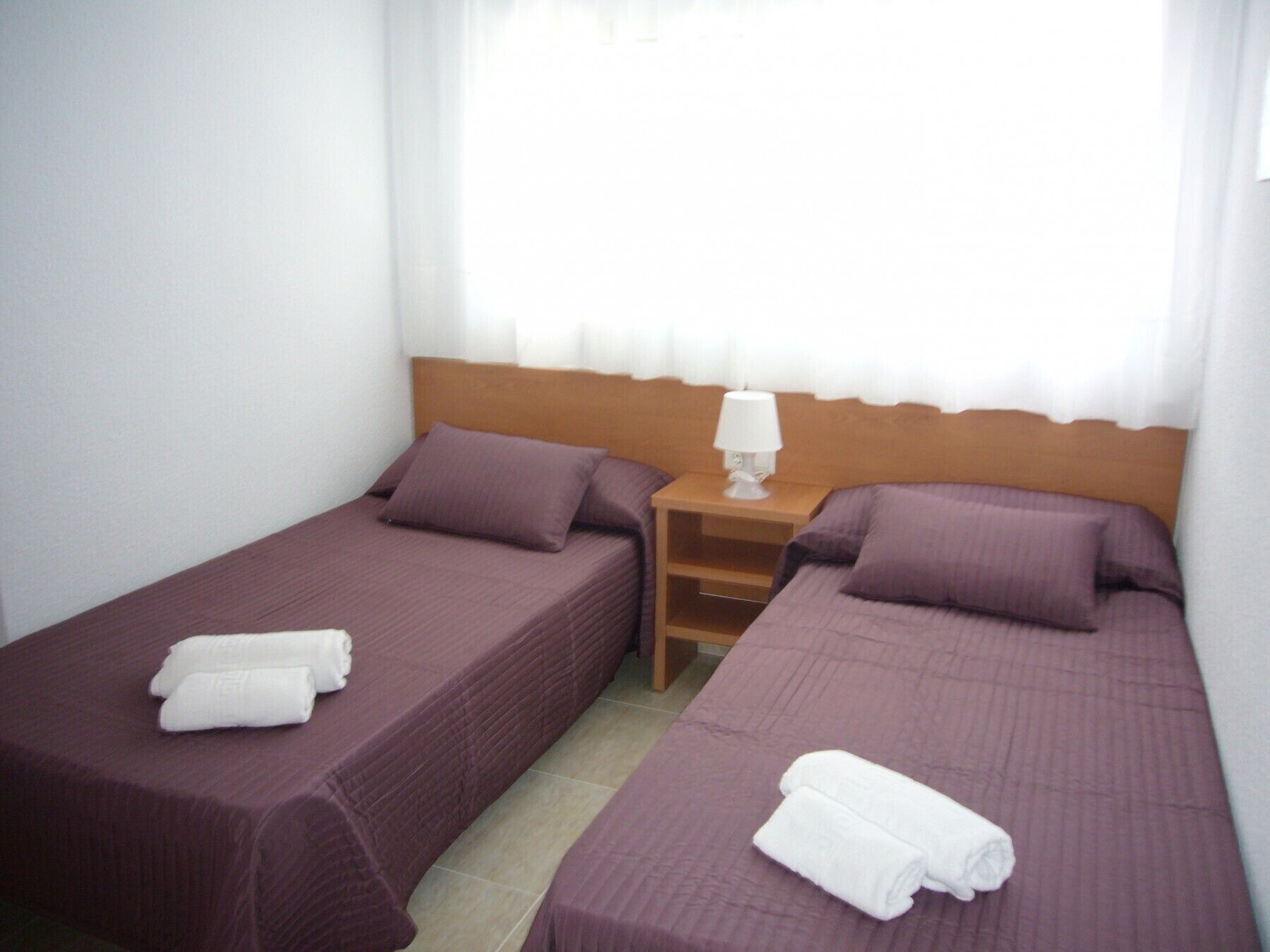 1 habitación, tabla de planchar con plancha y ropa de cama 