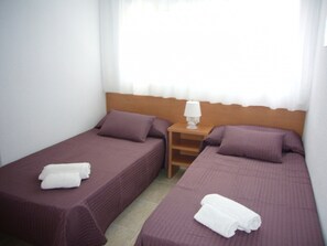 1 soverom, strykejern/-brett og sengetøy