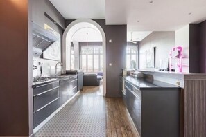 Réfrigérateur, micro-ondes, four, plaque de cuisson