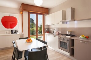 Frigorifero, forno, lavastoviglie, bollitore elettrico