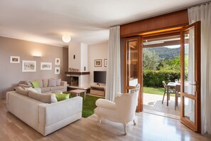 Una televisión, una chimenea