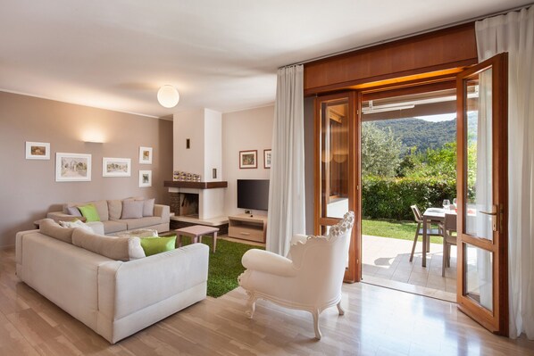 Een televisie en een open haard