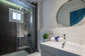 Dusche, Haartrockner, Handtücher