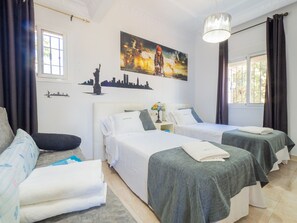 3 slaapkamers, een strijkplank/strijkijzer, gratis wifi, beddengoed