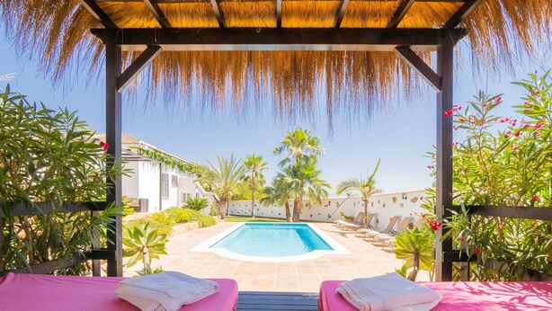 A poolside view with two sunbeds, a clear blue pool, and surrounding greenery. - Cubo's Villa Bellavista La Jona & Heated Pool / BBQ / wifi / fireplace / heated pool (Alhaurin de la Torre)