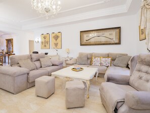 Een televisie en een open haard