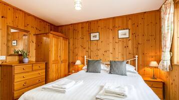 4 dormitorios, tabla de planchar con plancha, Internet y ropa de cama