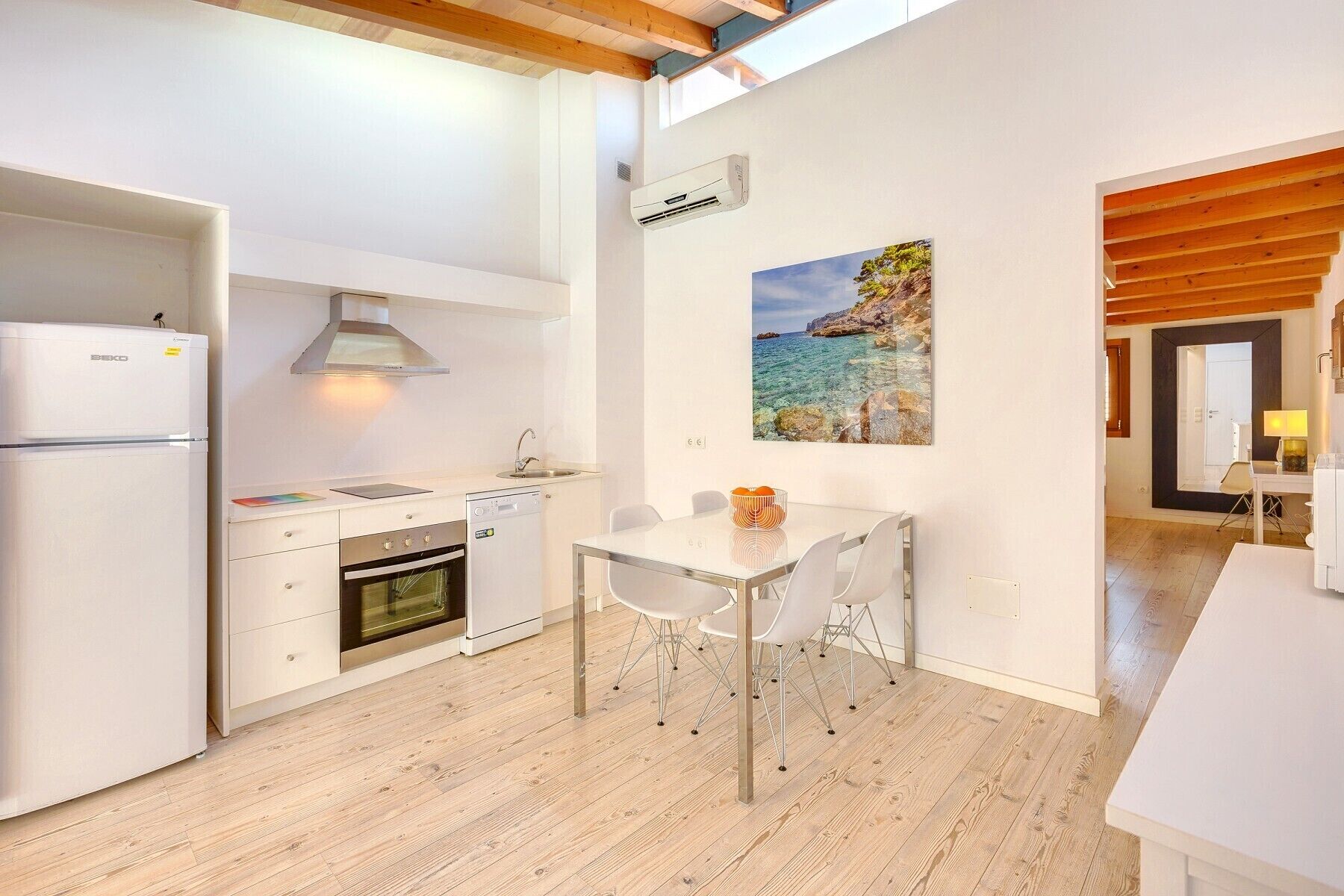 Frigorífico, microondas, horno y lavavajillas