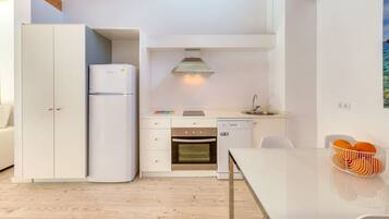 Een koelkast, een microgolfoven, een oven, een vaatwasser
