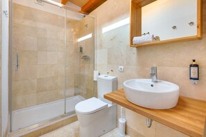 Dusche, Haartrockner, Handtücher