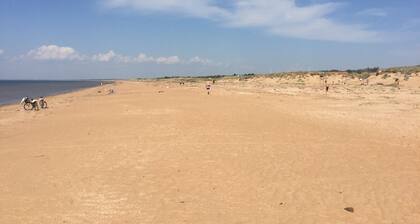 Moderni ja mukava talo, jolla on upea terassi lähellä järveä, meriä ja laskettelurinteitä.