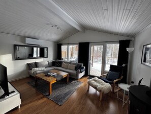 Smart TV, fireplace, DVD player, stereo - Modern and comfortable house with fantastic terrace near lake, sea, nature. (Hjärnarp)