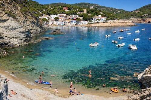 Catalunya Casas: Maaseudun huvila 13: lle lähellä Espanjan viinitarhoja, vain 30 min Sitgesin rannalta