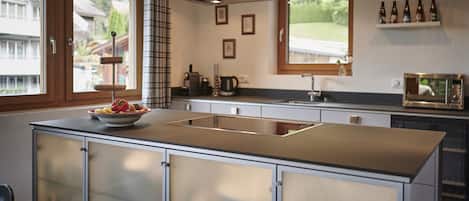 Frigorifero, forno, piano cottura, lavastoviglie