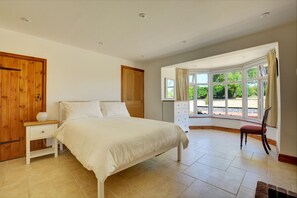 5 bedrooms, iron/ironing board, free WiFi, bed sheets