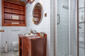 Dusche, Haartrockner, Handtücher, Seife