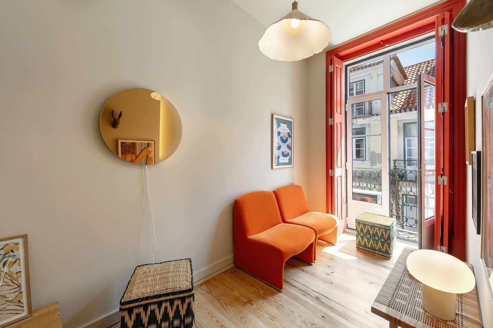 Smart-TV, DVD-spiller og bøker